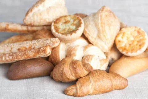 Various small baked bread and buns Foto stock
