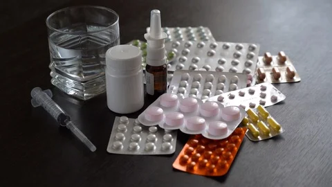 Various tablets, capsules and syringes. 스톡 동영상 128993174