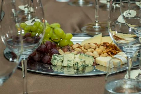 Various types of cheese set with grapes and nuts. Fotos Stock