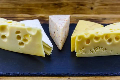 Various types of cheese on a slate board Stockfoto's