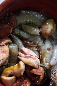 Various types of cleaned shrimp in a basin Stockfoto's