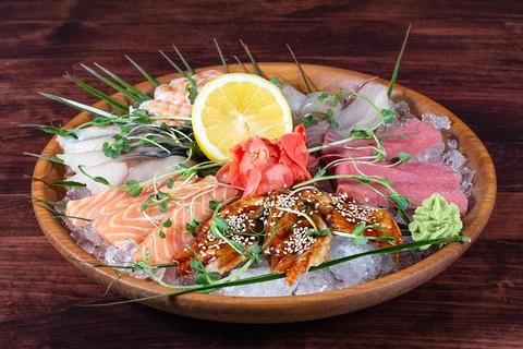 Various types of fish on plate with ice and lemon Foto stock