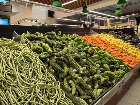 Various types of fresh vegetables are available in supermarkets. Foto stock