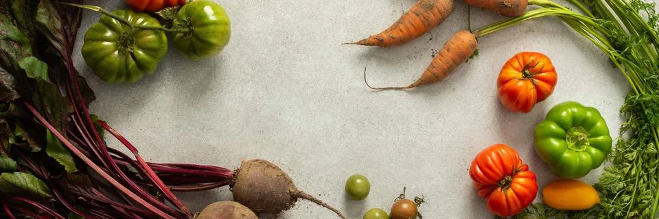 Various types of fresh vegetables like beets, carrots, green tomatoes, and or Foto stock
