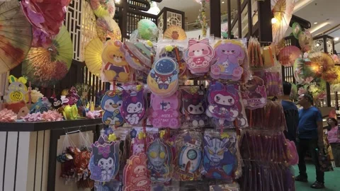 Various types of lanterns selling at the kiosk in Mid Valley Megamall. 库存影片 284707952