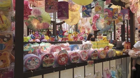 Various types of lanterns selling at the kisok in Mid Valley Megamall. Vidéo 284707827