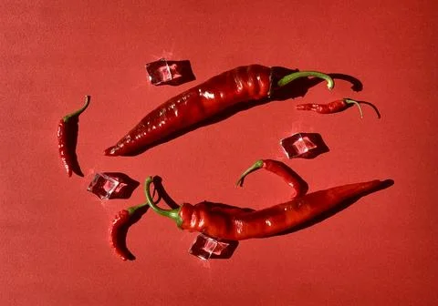 Various types of red chilies, including long and small varieties, are arranged Foto stock