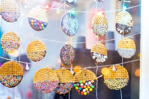 Various types of waffles are on display for sale on the street Foto stock