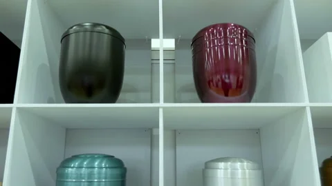 Various vases for the ashes of the dead at the exhibition of funeral services Stock-Footage 187552702