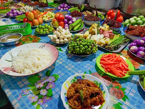 Various vegetable and meat curry, Shrimp Paste Dip, on a table in a restaurant. Foto stock