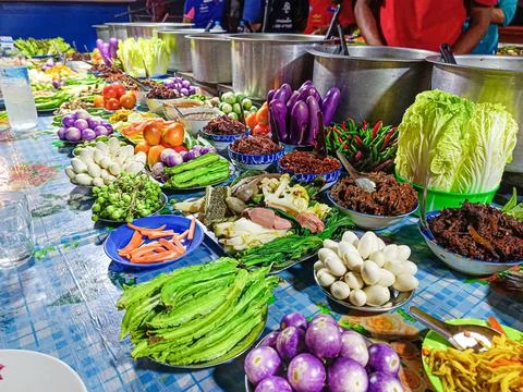 Various vegetable and meat curry, Shrimp Paste Dip, chili pastes on a table. Foto stock