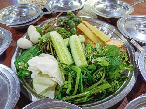 Various vegetables are placed in a stainless steel bowl, Burmese shrimp paste. Foto stock