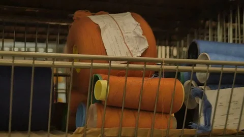 Various wool spools inside a waving mill - Scottish Tartan texite production 스톡 동영상 98886378