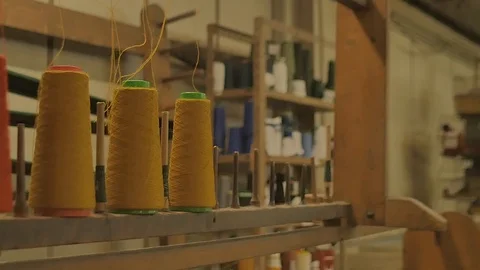 Various wool spools inside a waving mill - Scottish Tartan texite production 스톡 동영상 98886551