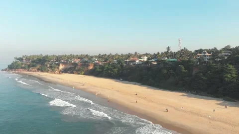 Varkala Beach, unique palm-covered red cliffs. Paradisiac sand beach, Vídeo Stock 145744188