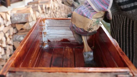 Varnish paint on a vintage object Vidéo 130377976