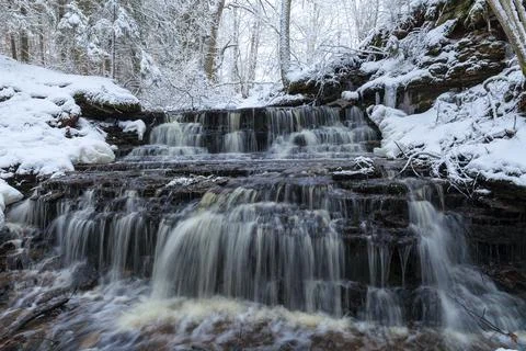 Vasaristi tiny cascade in winter, Lahemaa national park, Estonia. Long exposu Foto stock