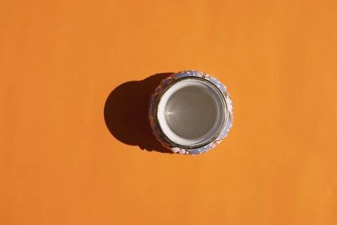 Vase with a hard shadow on a colored background Stock-Fotos