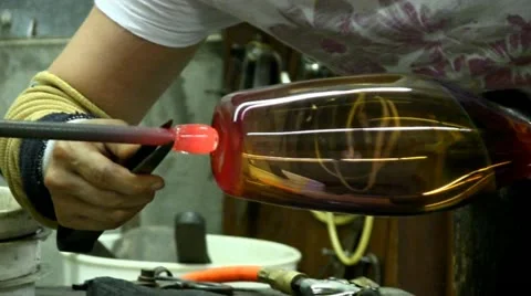 Vase transfer to punty Stock Footage 12333627