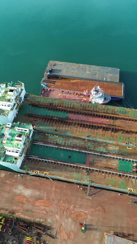 Vast Aerial Survey of a Dynamic Shipyard Ecosystem: Maritime Engineering an.. Video stock 337283439