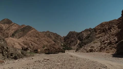 Vast arid mountain valley with distant desert oasis illustrating extreme drought Vídeos de archivo 346245967