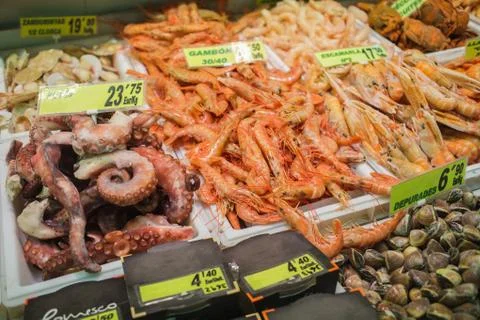 Vast array of fish awaits the shopper market Stock-Fotos