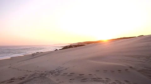 Vast Beach - Sunset waves pan over huge expanse of dunes- Vídeos de archivo 244687291