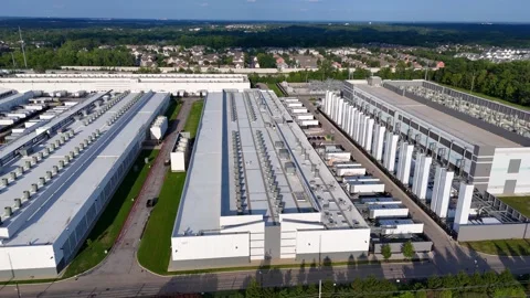 Vast complex of buildings housing a data center with extensive cooling systems Vídeos de archivo 346147686