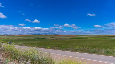 Vast cultivated plots under the cloudy sky time lapse Vídeo Stock 154869408