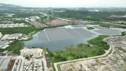Vast Floating Solar Farm Generating Clean Energy Over Water Stockbeeldmateriaal 337330688