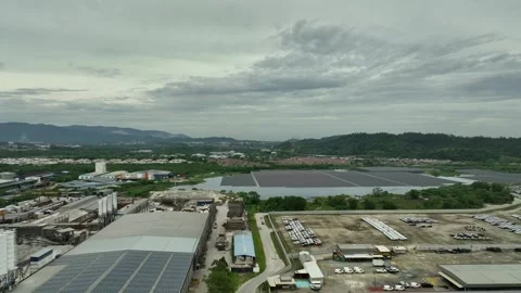 Vast Floating Solar Farm Generating Renewable Energy Under Cloudy Skies Vídeo Stock 337330706