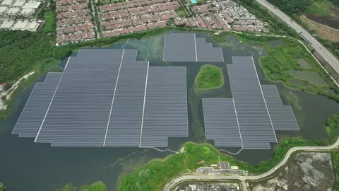 Vast Floating Solar Farm Installation on Water Surface Vídeos de archivo 337330744