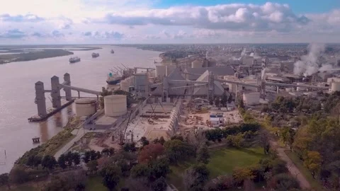 Vast Grain Processing Plant on Bustling Riverfront - aerial 库存影片 270277957
