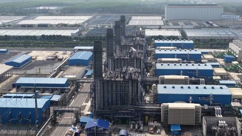 Vast industrial complex featuring a modern thermal power plant with towering Vidéo 332739628