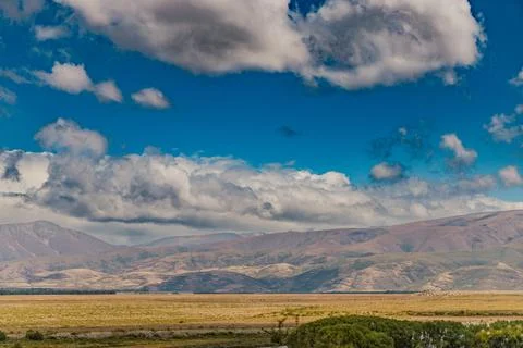Vast Mountain Range Under Dramatic Cloudy Sky Foto stock