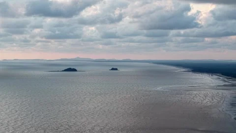 Vast ocean stretches beneath cloudy sky Vidéo 337990350