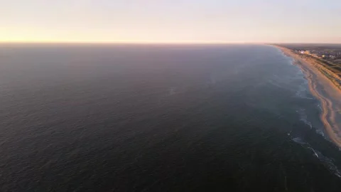 Vast ocean under softly lit sky at sunset, horizon divides rippled water Vidéo 322685236