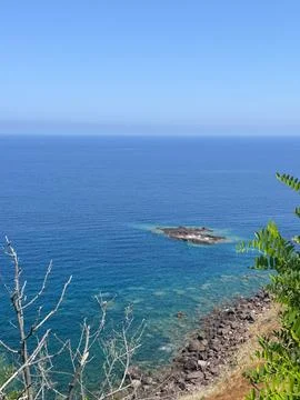 Vast Ocean View from Cliff with Clear Blue Sky Foto stock