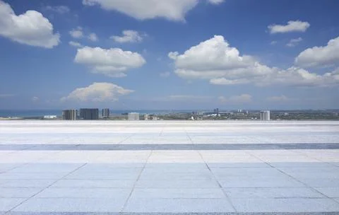 Vast open space, empty floor and city Foto stock