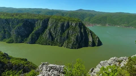 Vast river winds through steep, green canyon walls. Balkan, Eastern Europe, POV Vídeos de archivo 333348776