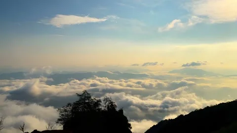 Vast Sea of Clouds Blanketing Mountain Valleys During Sunrise, China Vídeos de archivo 336838896