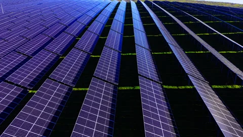 Vast solar farm spanning hillside terrain, Bulgaria Vidéo 340408166