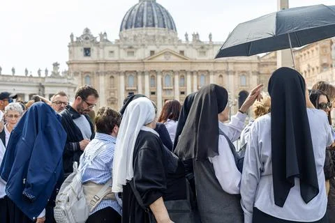 Vatican - April, 23, 2025: Queue of nuns with umbrellas at St Peters farewell Foto stock