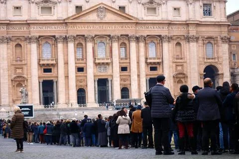 Vatican, Jan. 2, 2023: Queue of people waiting to enter at St. Peter's Basilica Foto stock