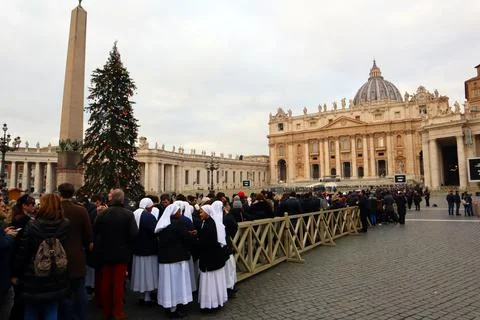 Vatican, Jan. 2, 2023: Queue of people waiting to enter at St. Peter's Basilica Foto stock