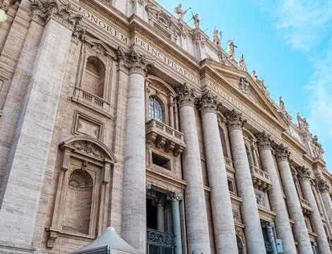The Vatican from a low angle up close Fotos Stock