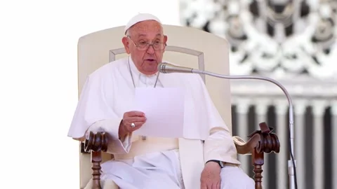 Vatican: Pope Francis entrusts the warring populations to Saints Peter and P... Vidéo 280495264