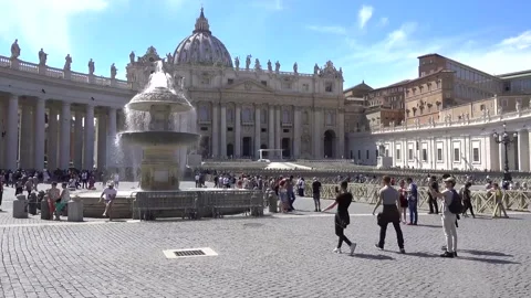 Vatican, St. Peter's Square, St. Peter's Basilica, Fontana gemella del Bernini Stock Footage 139725311