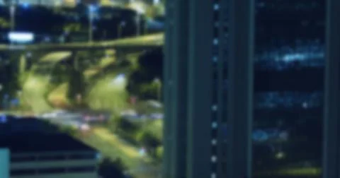 Vector art showing highway traffic at night, lit street intersections, facade Foto stock