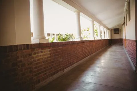 Vector flat design is showing covered corridor with white columns and red brick Foto stock